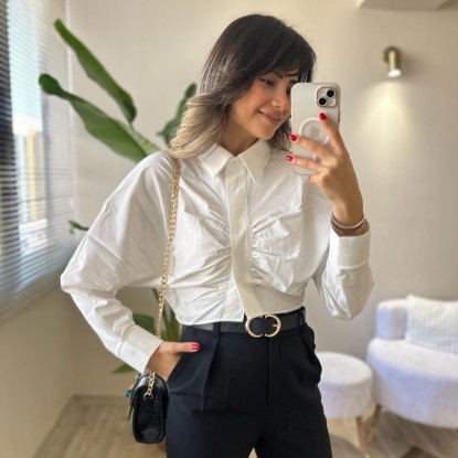 ÖNÜ BÜZGÜ DETAYLI CROP BEYAZ GÖMLEK