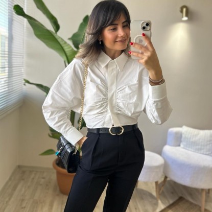 ÖNÜ BÜZGÜ DETAYLI CROP BEYAZ GÖMLEK