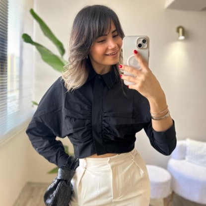 ÖNÜ BÜZGÜ DETAYLI CROP SİYAH GÖMLEK