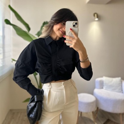 ÖNÜ BÜZGÜ DETAYLI CROP SİYAH GÖMLEK