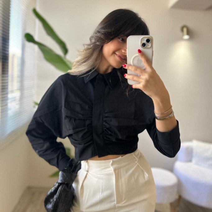 ÖNÜ BÜZGÜ DETAYLI CROP SİYAH GÖMLEK